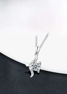 Détail macro du pendentif Sagittaire en argent S925 avec une pierre moissanite ronde