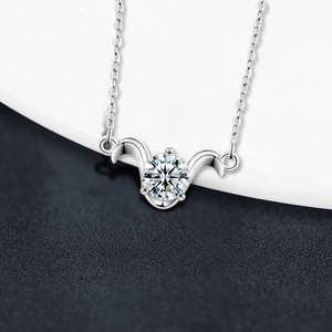 Collier zodiaque en argent S925 avec moissanite, pendentif rond et détails en ailes
