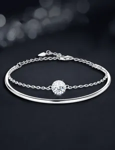 Dettaglio del bracciale rigido in argento S925 con moissanite rotonda centrale incastonata