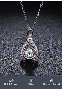 Gros plan d'un pendentif goutte en argent S925 avec pierre de moissanite dansante