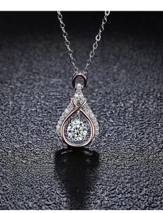 Détail macro du pendentif goutte en argent S925 avec pierre dansante de taille 3EX