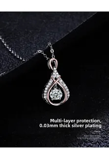 Détail du pendentif goutte avec placage argent 0,03 mm et zircon central
