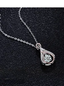 Détail macro du pendentif goutte d'eau en argent S925 avec zircon central brillant