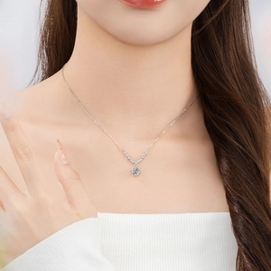 Elegante S925 Sterling Silber Halskette mit funkelndem Moissanit V-Anhänger am Modell