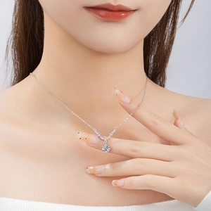Elegante S925 Sterling Silber V-Halskette mit Moissanit Anhänger an einem Modell