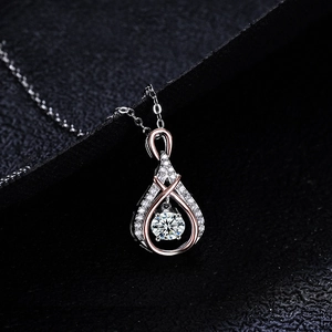 Collier en argent S925 avec pendentif goutte d'eau et détails en or rose chic