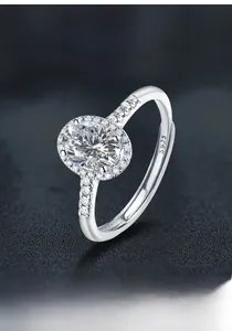 Vue détaillée d'une bague moissanite ovale avec monture halo en argent S925 et pierres