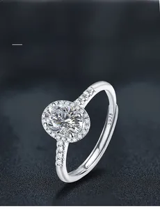 Détail macro de la bague halo en argent S925 avec moissanite ovale et facettes 3EX