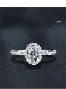 Détail d'une bague ovale en argent S925 avec moissanite et placage nano brillant