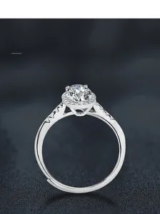 Détail d'une bague ajustable en argent sterling S925 avec moissanite ronde brillante