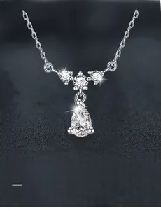 Vue macro d'un pendentif en argent 925 en forme de larme avec moissanite de coupe 3EX