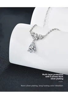 Détail du collier moissanite montrant le placage d'argent 0,03 mm et la protection durable
