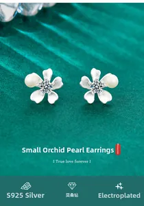 Gros plan sur boucles d'oreilles orchidées en argent S925 avec moissanite et perle