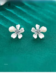 Détail des boucles d'oreilles orchidée en argent S925 avec perle et pierre de moissanite