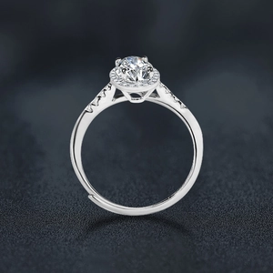 Bague halo en argent S925 avec moissanite ronde et anneau réglable sur fond gris