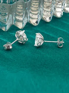Makroansicht der klassischen 925er Sterling Silber Ohrstecker mit Moissanit-Steinen