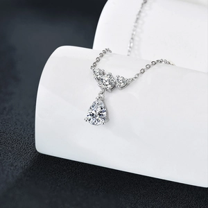 Élégant collier en argent 925 avec pendentif en moissanite goutte sur support blanc