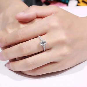 Bague luxueuse en argent S925 avec moissanite ovale sertie en halo portée sur une main