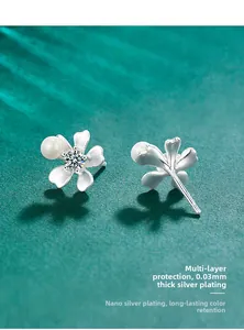 Détail de boucles d'oreilles orchidée avec plaquage argent S925, moissanite et perle