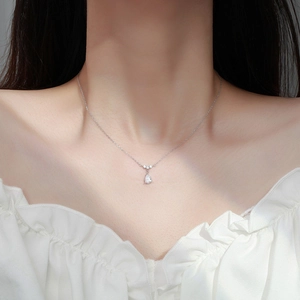 Élégant collier moissanite en argent 925 avec pendentif goutte d'eau sur un mannequin