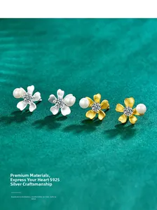 Détails des boucles d'oreilles fleur en argent S925 et or avec perles et moissanite