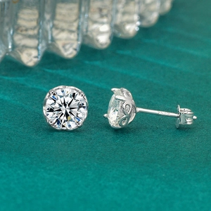 Klassische 925er Sterlingsilber Ohrstecker mit brillanten runden Moissanit-Steinen im Vier-Zacken-Design