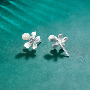 Boucles d'oreilles fleur d'orchidée en argent S925 avec perles et moissanite sur fond vert