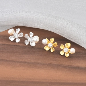 Boucles d'oreilles perles orchidée en moissanite tons argent et or sur bois