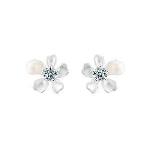 Boucles d'oreilles orchidée en argent S925 avec perle et moissanite sur fond blanc