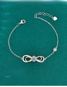 Macro del bracciale infinito in argento S925 con moissanite e placcatura bicolore