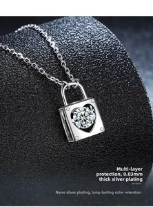 Detailansicht des Herzschloss-Anhängers aus Silber mit Moissanit-Stein und Versilberung