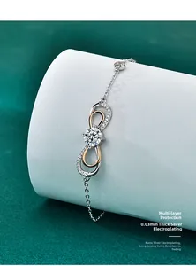 Dettaglio del bracciale infinito con moissanite, finitura oro rosa su argento 925