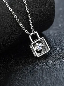 Makroaufnahme des S925 Sterlingsilber Herzschloss-Anhängers mit funkelndem Moissanit