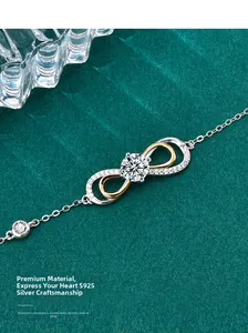 Dettaglio del bracciale infinity in argento S925 con moissanite su velluto verde