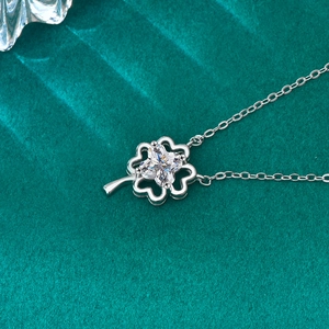 Elegant S925 sterling silver lucky clover necklace with sparkling round moissanite pendant