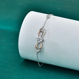 Bracciale infinito in argento 925 con moissanite, dettagli in oro rosa e pietra centrale tonda