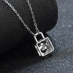 S925 Sterling Silber Herzschloss Halskette mit einem funkelnden runden Moissanit-Stein