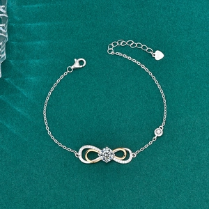 Bracciale infinity bicolore in argento 925 con accenti di moissanite su velluto verde