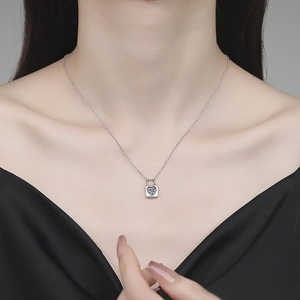 Elegante S925 Sterling Silber Herzschloss Halskette mit Moissanit an einem Model