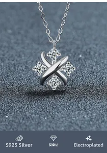 Dettaglio collana in argento sterling S925 con ciondolo a croce e pietre di moissanite