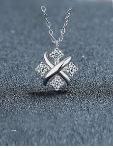 Dettaglio macro della collana a stella in argento con moissanite 3EX e 58 faccette