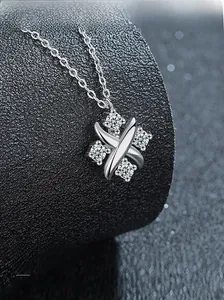 Dettaglio del ciondolo in argento 925 S con pietre di moissanite lucide e brillanti