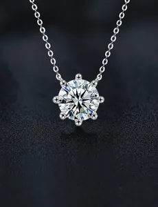 Dettaglio macro del ciondolo in moissanite taglio 3EX con incastonatura a otto punte in argento