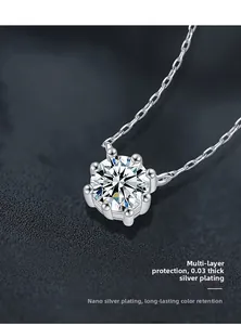 Dettaglio macro del ciondolo in moissanite tonda con castone a 8 griffe e placcatura argento