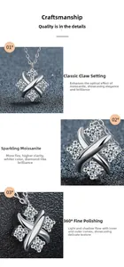 Dettaglio del ciondolo a X in moissanite con incastonatura a griffe e argento 925 lucido