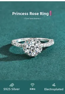 Vue détaillée de la bague en argent S925 et moissanite avec pétales de rose élégants