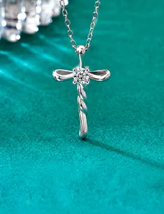 Dettaglio macro del ciondolo a croce in argento con moissanite a 58 facette e taglio 3EX