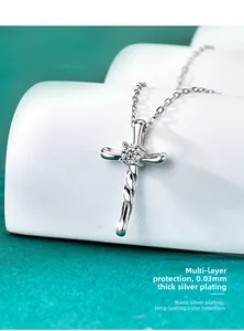 Dettaglio macro del ciondolo a croce in argento sterling S925 con moissanite tonda