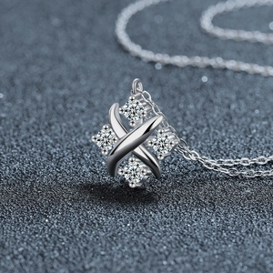Collana a X in argento sterling S925 con quattro pietre moissanite su sfondo grigio