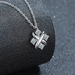 Collana con lettera X in argento sterling 925 con pendente in moissanite raffinato